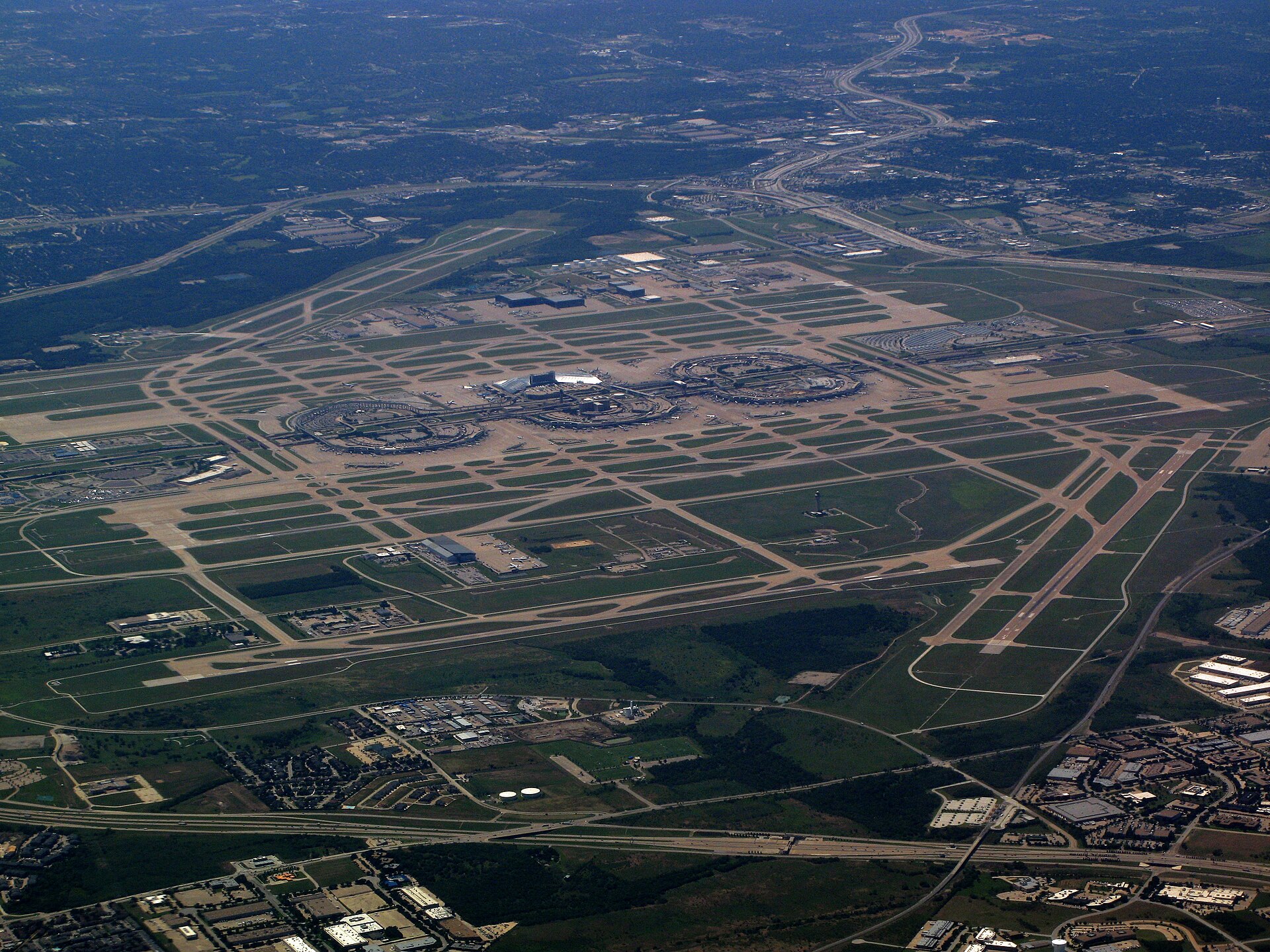 airport transfer passing the Dallas Fort Worth International Airport at DFW Airport